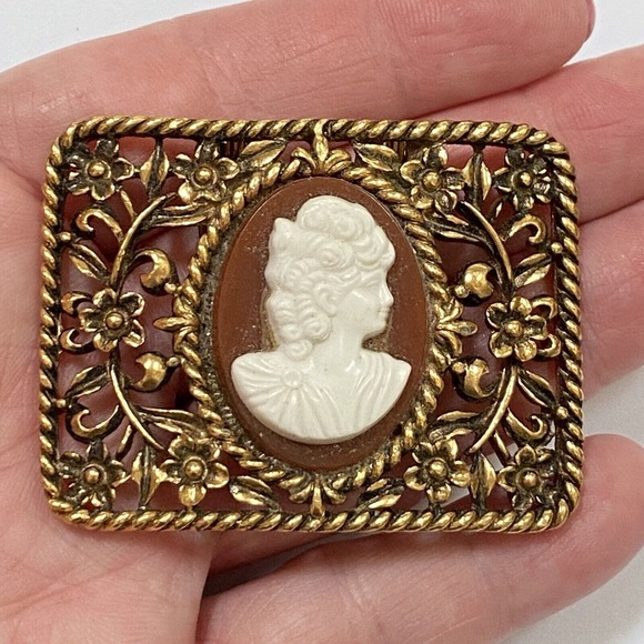 Vintage Shoe Clip Single Goldtone Filigree Cameo Center Dress Scarf Hatband Clip - Picture 5 of 5